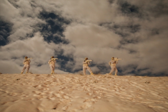 En uzun gecede eller tetikte